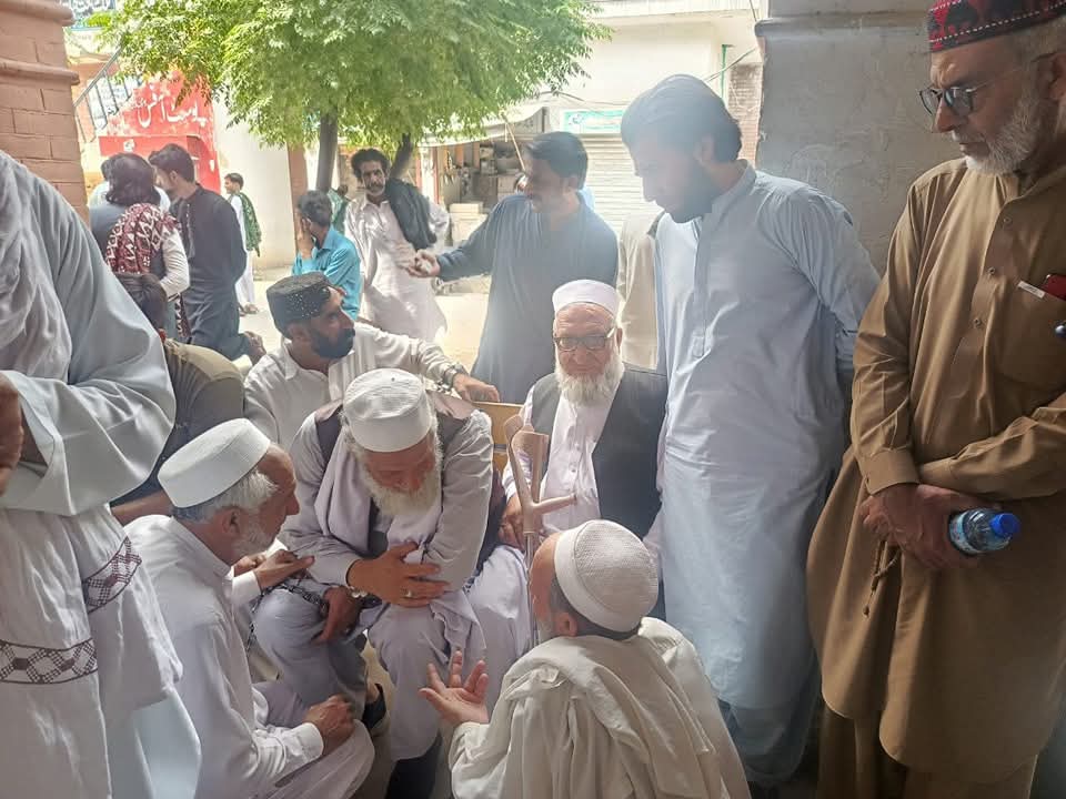 ptm_momand's tweet photo. آج ملک نصیر کوکی خيل کو اٹک عدالت میں پیش کیا گیا۔ ان پر 302 کی دفعہ کے تحت مقدمہ درج ہے، جس میں اج ملک نصیر کوکی خیل کو جوڈیشل کیا گیا  
دوسرا ایف آئی آر جو اسلحے سے متعلق ہے، اس میں اج ضمانت جمع کر دی گئی۔
#ReleaseMalakNaseer 
#ConfessionsAtGunpoint https://t.co/swhKlaA48r
