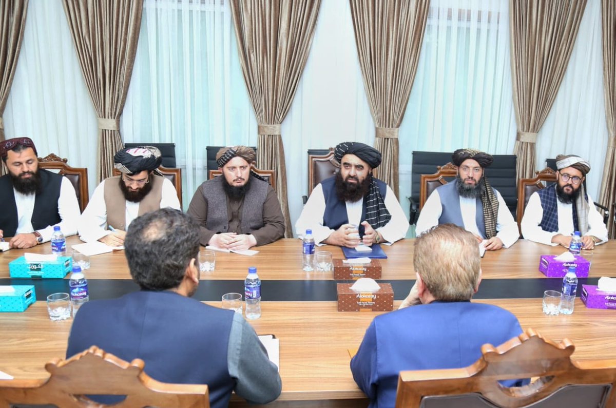 Mallak_official's tweet photo. @IEAUrduOfficial دو اسلامی ممالک کے حکومتی وفود ایک طرف داڑھی پگڑی والے شہزادے اور دوسری طرف ہیجڑے۔ https://t.co/rVMQ0OguEF