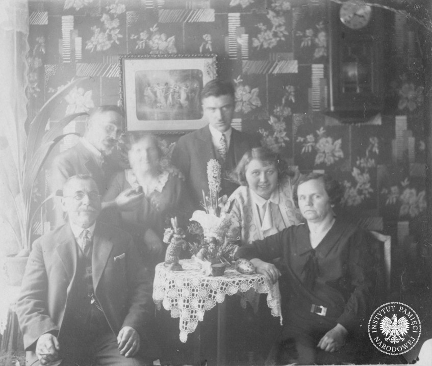 ipngovpl_eng's tweet photo. 📷A group of six people (three women and three men) posing for a photo during a family gathering to celebrate Easter. The image found in the #IPNArchive was probably taken in the late 1940s, early 1950s. https://t.co/8fDfBJoPLy