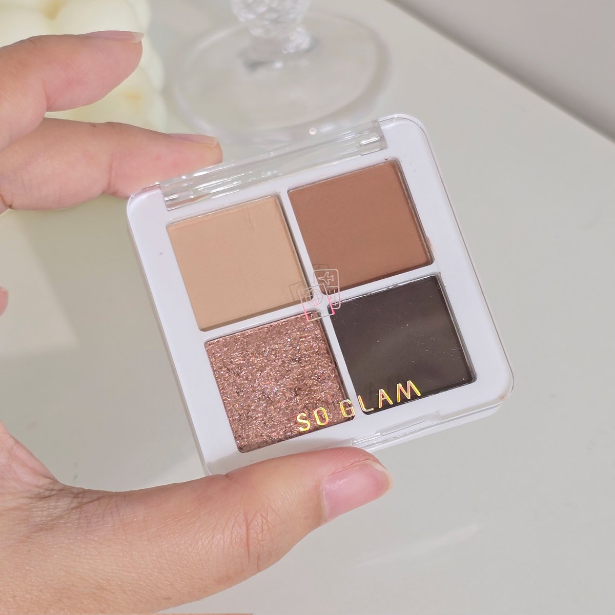 noeytunreview's tweet photo. เป็นอายแชโดว์โทนสี Neutral Tone ของ So Glam ✨️🤎 สี 05 Siam เป็นพาเลตใช้ง่ายคิดสีมาแล้ว จะเอาไปแต่งลุค Mocha Mousse คือได้เลย ทำดอลลี่อายได้ด้วย กลิตเตอร์วิ้งสวย วันไหนรีบๆแต่งตลับเดียวก็เอาอยู่นะ ทำเม็ดสีออกมาไม่แย่เลย #SoGlam https://t.co/WxyM3rkAlY