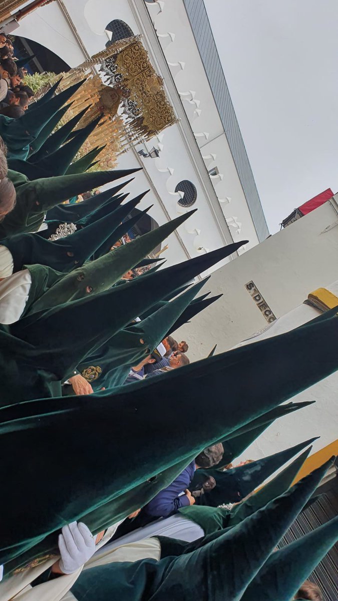 m_caab's tweet photo. No hablamos de los nazarenos apiñados de 4 y hasta 5?
Pasa algún día algo Dios no lo quiera y esa situación no la maneja nadie, ni policía, ni nadie.
Vamos a centrarnos en todo no solo en las sillitas.

#SemanaSanta2025 
#ssantasevilla2025 https://t.co/byzkqsCjEr