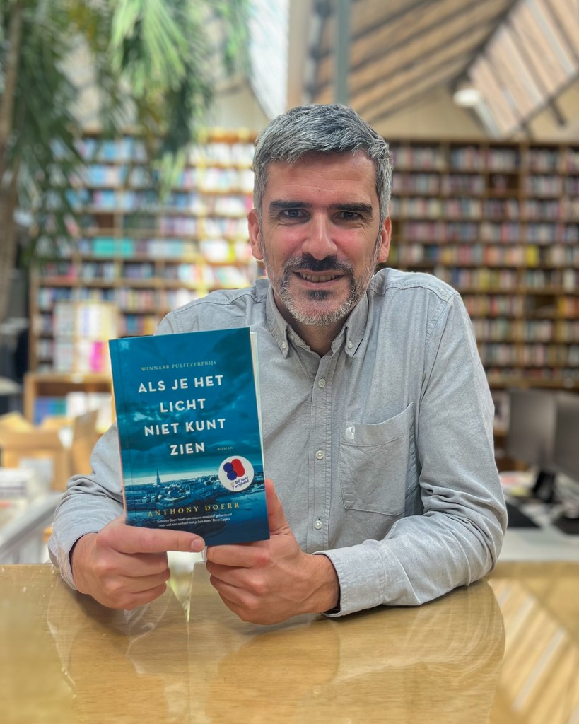 Boekentip van uitgever Tomás: 𝘼𝙡𝙨 𝙟𝙚 𝙝𝙚𝙩 𝙡𝙞𝙘𝙝𝙩 𝙣𝙞𝙚𝙩 𝙠𝙪𝙣𝙩 𝙯𝙞𝙚𝙣 van Anthony Doerr! 'Een verhaal over hoop, verlies en verbondenheid, verteld met een bijna poëtische kracht. Een boek om langzaam te lezen en om nooit meer te vergeten.' thehouseofbooks.com/boek/1078/anth…