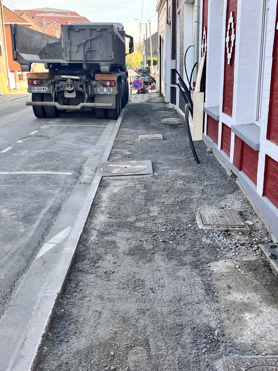 EN DIRECT 🚧Chantier d'enfouissement des réseaux en cours rue de la résistance à Wormhout avec notre entreprise partenaire STPS🔌Des travaux essentiels pour une réduction des risques d’accidents liés aux intempéries et aux chutes de câbles et une amélioration du cadre de vie. 🌱