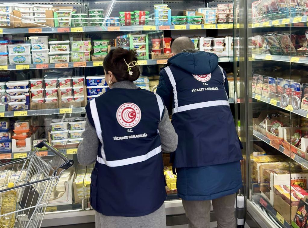 Valiliğimiz koordinesinde Ticaret İl Müdürlüğü ekiplerimizce;

✔️ Market, Kafe/Restoran ve Diğer İşletmelerde denetimler gerçekleştirildi. 

Toplam:
🛒 135 Market Ürünü
☕ 147 Kafe/Restoran Ürünü kontrol edildi.

Tüketicimizin sağlığı, güvenliği ve ekonomik çıkarları için