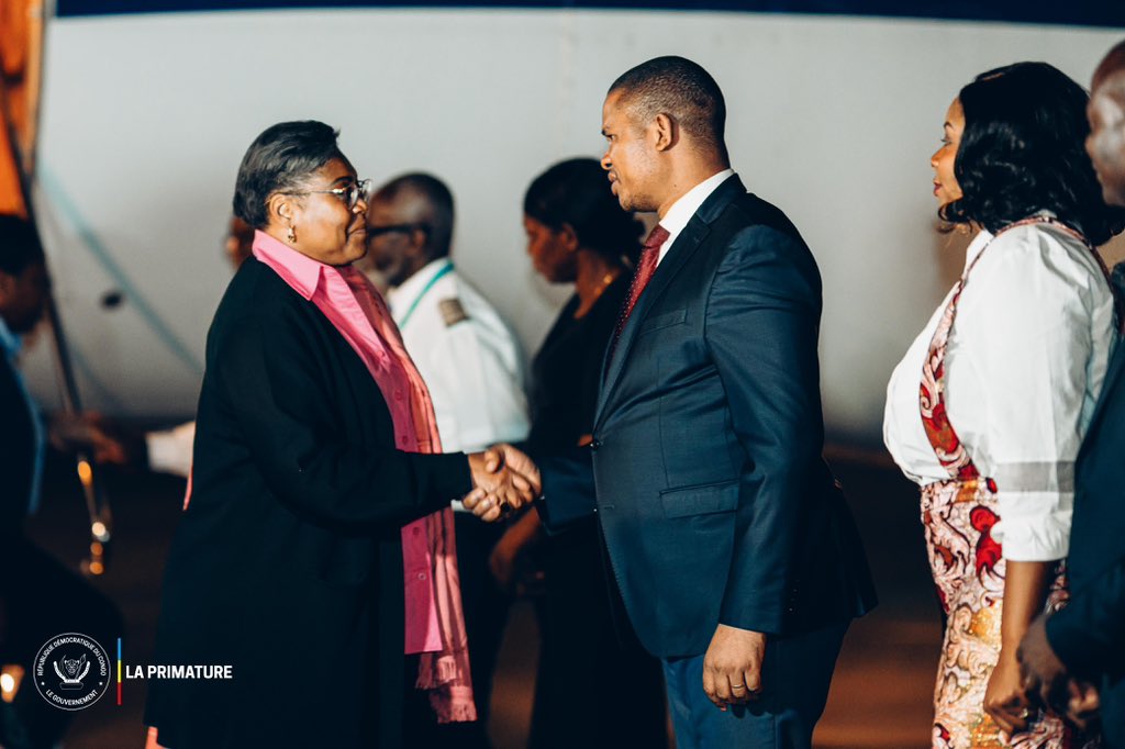 PrimatureRDC's tweet photo. #GouvernanceDeProximité #CohésionNationale
18 avril 2025 | La Cheffe du Gouvernement Judith Suminwa Tuluka est arrivée à Lubumbashi dans la nuit de jeudi à vendredi, pour participer à la 40e réunion du Conseil des ministres, présidée cet après-midi par le Chef de l’État, Félix Antoine Tshisekedi Tshilombo.

• Une gouvernance au plus près des citoyens : Cette session délocalisée incarne la volonté du Gouvernement de rapprocher les institutions nationales des réalités locales.
• Cap sur le Haut-Katanga : À travers sa présence, la Cheffe du Gouvernement affirme son engagement pour une gestion inclusive et territorialisée.
• Pilier 5 du PAG : Renforcement des institutions locales et des services déconcentrés au cœur de la stratégie du Gouvernement Suminwa.

Une étape clé dans l’ancrage de la cohésion nationale et du développement équilibré du territoire.
