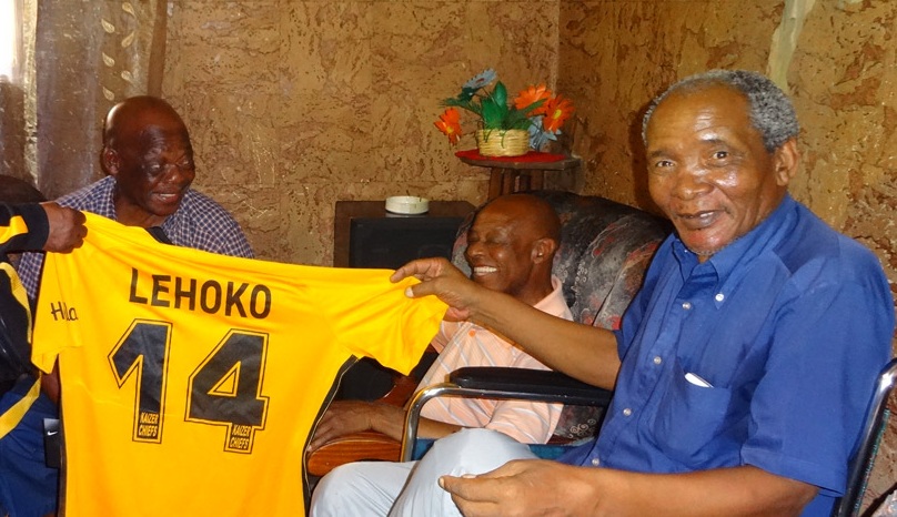 iDiskiTimes's tweet photo. 𝗦𝗔𝗗 𝗡𝗘𝗪𝗦 🕊️
Kaizer Chiefs legend Simon ‘Bull’ Lehoko, who was part of the famous quadruple-winning side in 1981, has sadly passed away at the age of 74.
From everyone at iDiski Times we would like to express our condolences to Lehoko’s family and friends, and the broader Amakhosi fraternity.
📸 @KaizerChiefs