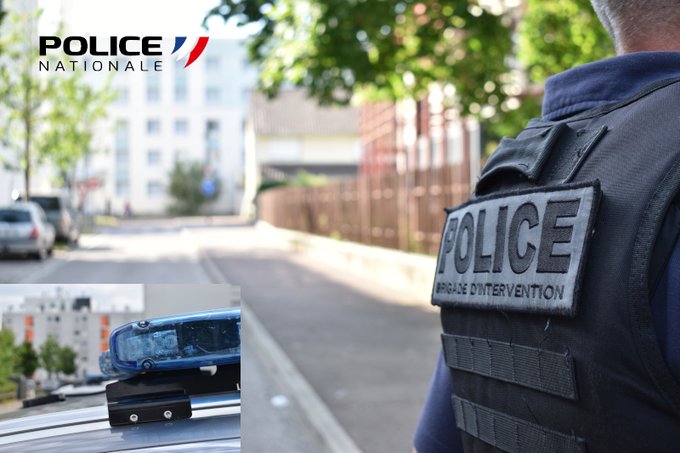 PoliceNat10's tweet photo. #Protéger
Quotidiennement des opérations sont effectuées par les 👮♂️👮♂️@PoliceNat10.
Contrôle...surveillance des halls d'immeubles pour garantir la tranquillité des habitants.
➡️ Vous remarquez un attroupement, composez le #17policesecours https://t.co/1jiJzAkSjL