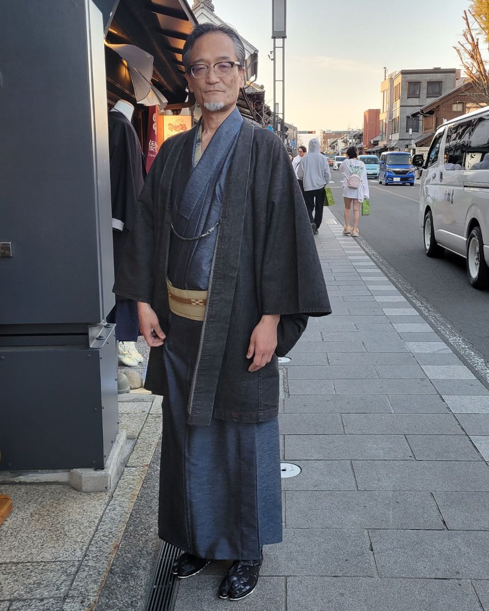 GofukuKanda's tweet photo. 葉桜からこぼれる陽光がうきうきとお出かけを誘いますね。
着物の楽しい季節。たくさんお立ち寄りいただきありがとうございます!

#川越
#一番街
#紬
#普段着物
#着物男子
#男着物
#着物好きな人と繋がりたい
#呉服かんだ https://t.co/AamHYNzpqg