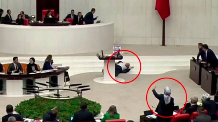 hasansencan2's tweet image. Sırrı Süreyya Önder, geçen sene rahatsızlansaydı; Vali hastanede nöbet tutmazdı, Bakanlar hastanede yatıp kalkmazdı, AKP’liler hastanede ziyaret sırasına girmezdi. Samimiyetsizliğinizi ve riyakarlığınızı hiçbir zaman örtemezsiniz.
