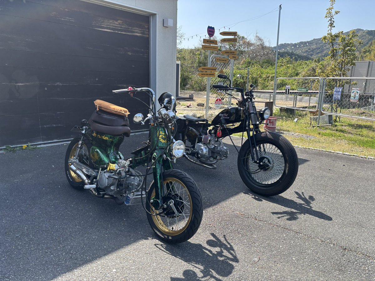 0321_ando's tweet photo. また1台納車しました

ご縁があって競艇選手の原田篤志さんのカブを譲っていただきました✨

塗装は原田さんが自分で塗装されてて、レースで使ってるヘルメットと同じグリーンのラップ塗装🤩
エンジンは大好きなGPX125👌

めちゃくちゃ嬉しい！宝物です😆
ありがとうございました🤩🤩🤩 https://t.co/LoFL49CkbN