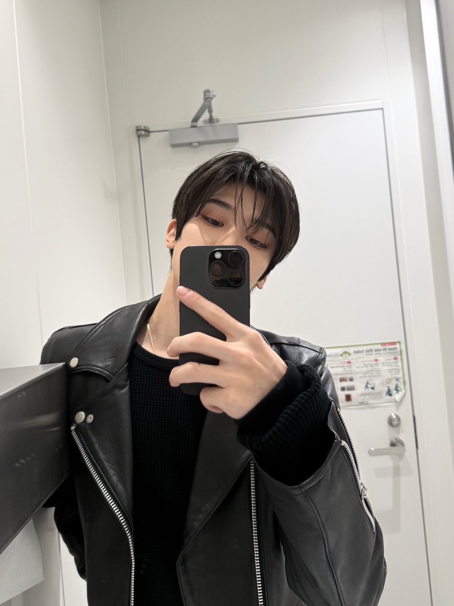 Check out how I’m flexing both indoor and outdoor fits this winter. From cozy vibes to chill street looks, I’m all about keeping it fresh while staying warm—‘cause style doesn’t hibernate, not even close.