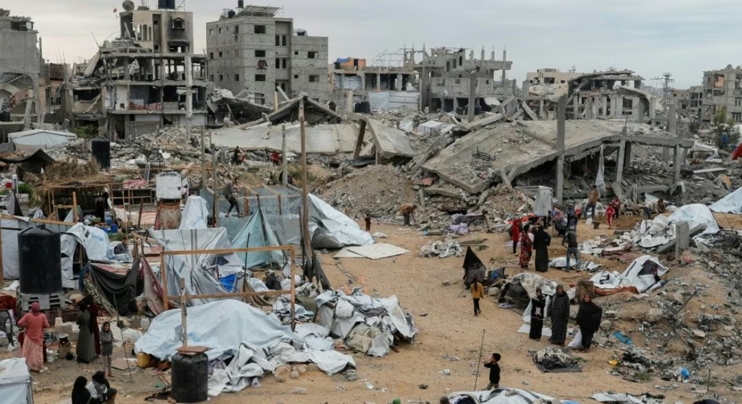 ¿De qué sirve llorar por un Cristo crucificado hace 2000 años, si hoy guardas silencio ante miles de niños crucificados por bombas?
Semana Santa se llena de pasos, incienso y rezos, mientras el mundo calla frente al genocidio en Gaza.