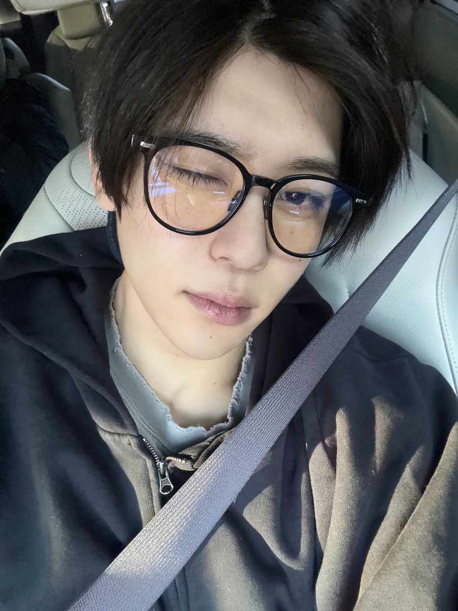 Woke up, no filter, just me and my bareface to greet the morning before work. Snapped a quick selfie on the way—‘cause some days, keeping it real is the best way to start, no need for extras, just pure vibes.