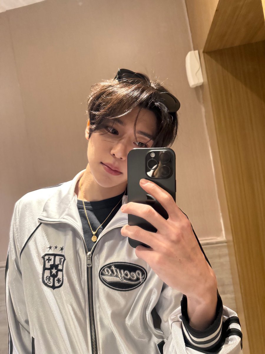 Glasses on my face or on my head? Can’t decide if I’m feeling smart or low-key chic today. Both looks hit different, but it’s all about the vibe. Either way, I’m rocking them, just depends on the mood.