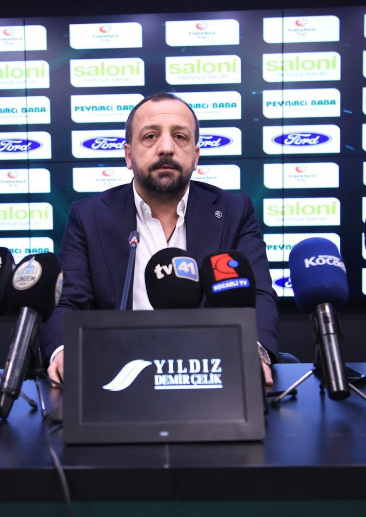 lagolfocom's tweet photo. Kadir Genç: Dünyanın futbol endüstrisinde konuşmamız gereken başka şeyler var. Bunun için futbol endüstrisine ayak uydurmamız gerekiyor.

Kocaelispor bir kuruma veya bir kişiye bağlı kalmasın. Bir yönetim kuruluna da bağlı kalmasın. Kocaelispor'un Kayseri gibi Sivas gibi belki de artık isim hakkına da sponsor alması gerekiyor. (Özgür Kocaeli/Canlı Yayın)