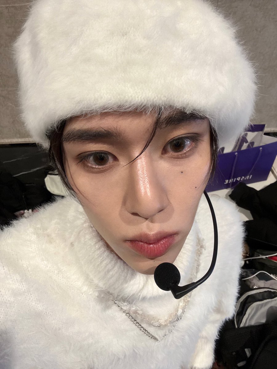 In just a few minutes, I’ll be stepping on stage for a special performance on this amazing Christmas day. The energy’s about to be wild, and I’m ready to give it my all—let’s make this moment unforgettable.