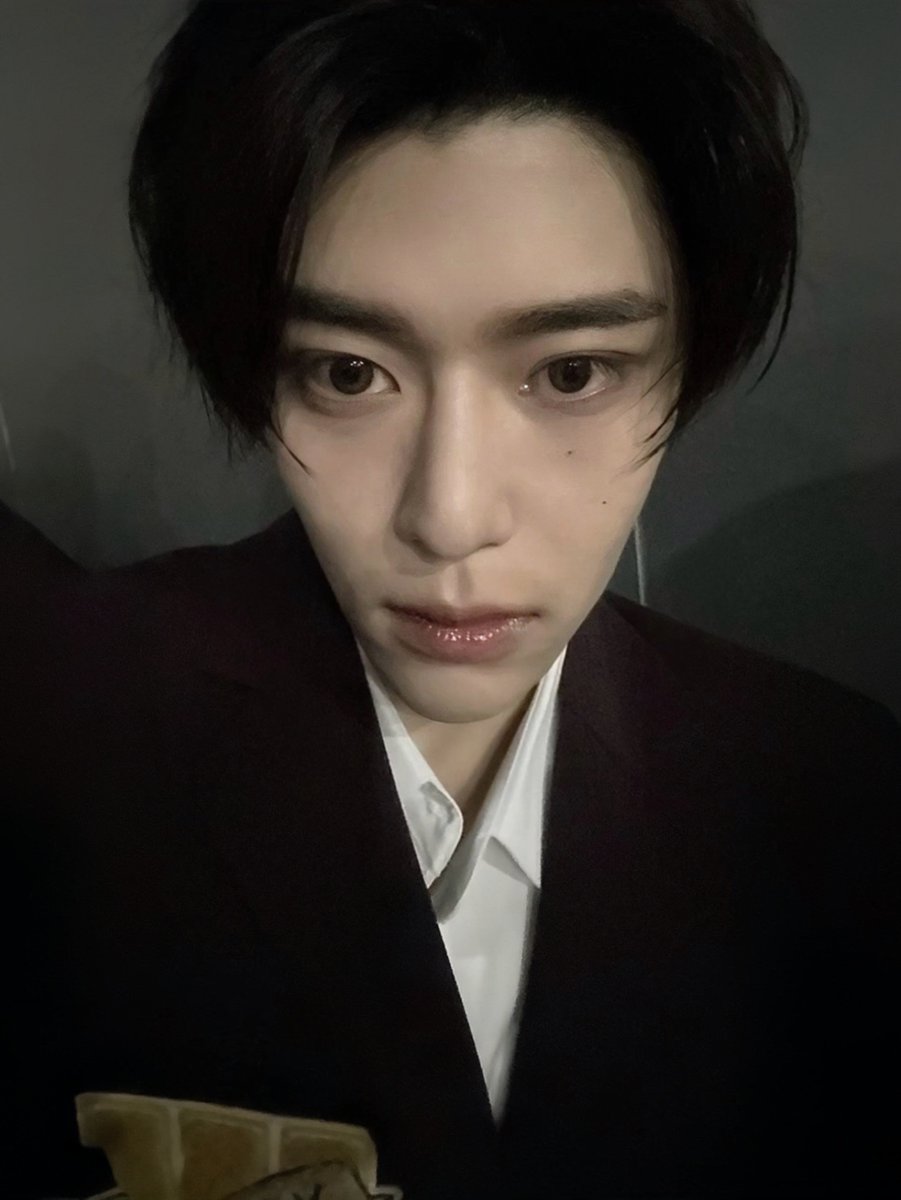 Just doing some last-minute touch-ups to make sure I’m looking good in the selfie reflection. Gotta be on point before that snap—everything from hair to vibe needs to be perfect, 'cause I’m all about that energy.