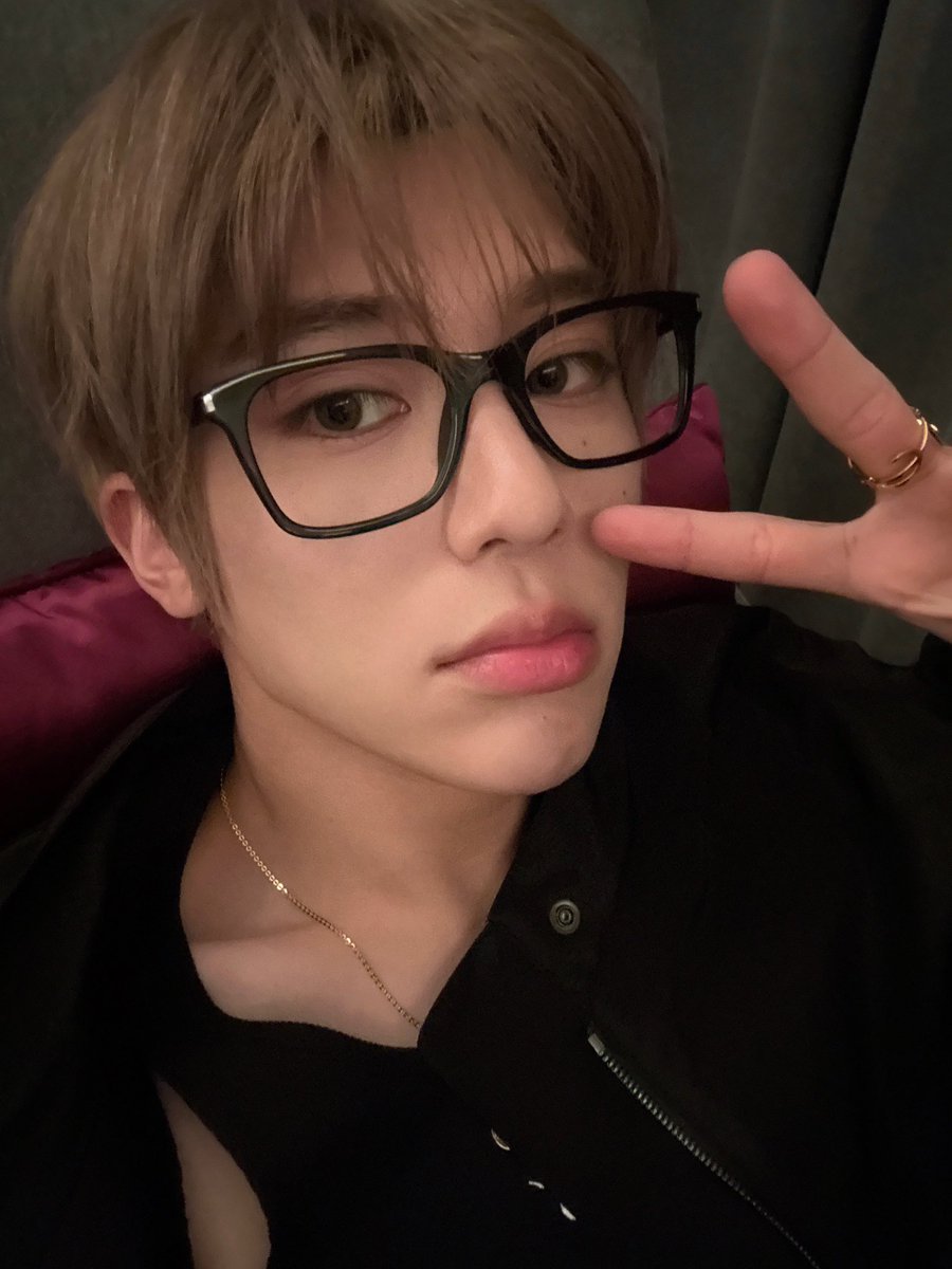 The classic go-to selfie pose, a playful V sign paired with pouty lips, effortlessly brings out a charming and sweet look. A little gesture, yet it adds just the right touch of cuteness to brighten up the moment.