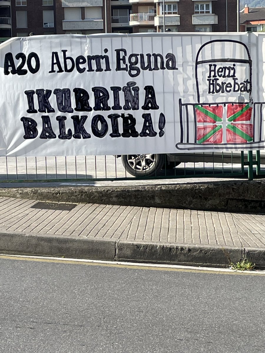 naziogintza's tweet photo. Erakuts diezaiogun munduari, datorren igandean, nazio bat garela eta independentzia nahi dugula. Aberri Egunean, ikurrinak balkoira! https://t.co/b2KnNBQkYz