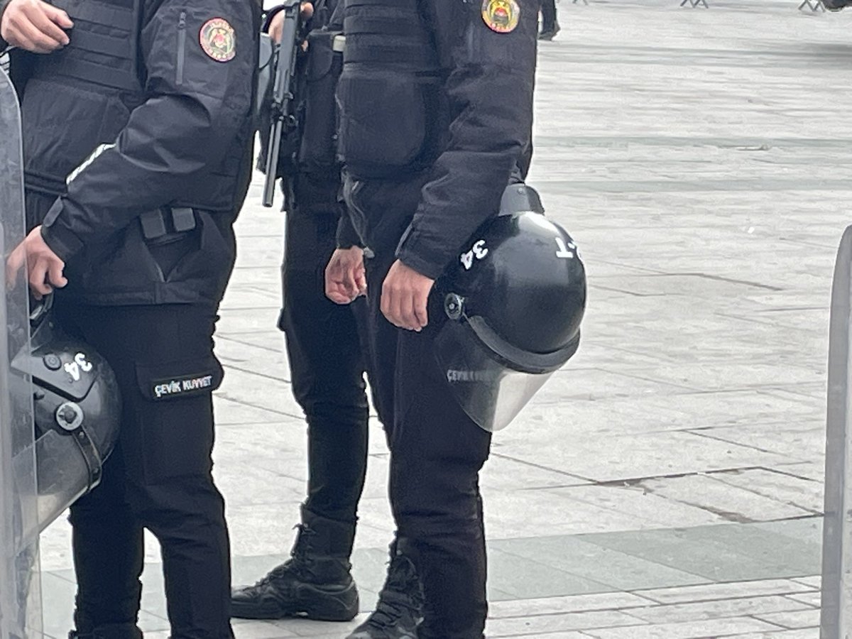 altuntoprak_m's tweet photo. Beşiktaş’ta liseli eyleminin ardından bu kez de Çağlayan’da, İstanbul Adalet Sarayı önünde “güvenliği sağlamak” için hazır bekletilen Özel Tim polislerinin yüzleri kapalı ve kask numaraları gizli. 

Olası bir müdahale sırasında polisin kim olduğunu belgeleyecek kask numaraları neden gizleniyor?

Bantlı kaskları gören emniyet amirleri ne diyor?

#öğrencileriserbestbırakın
#öğrencilerimedokunma