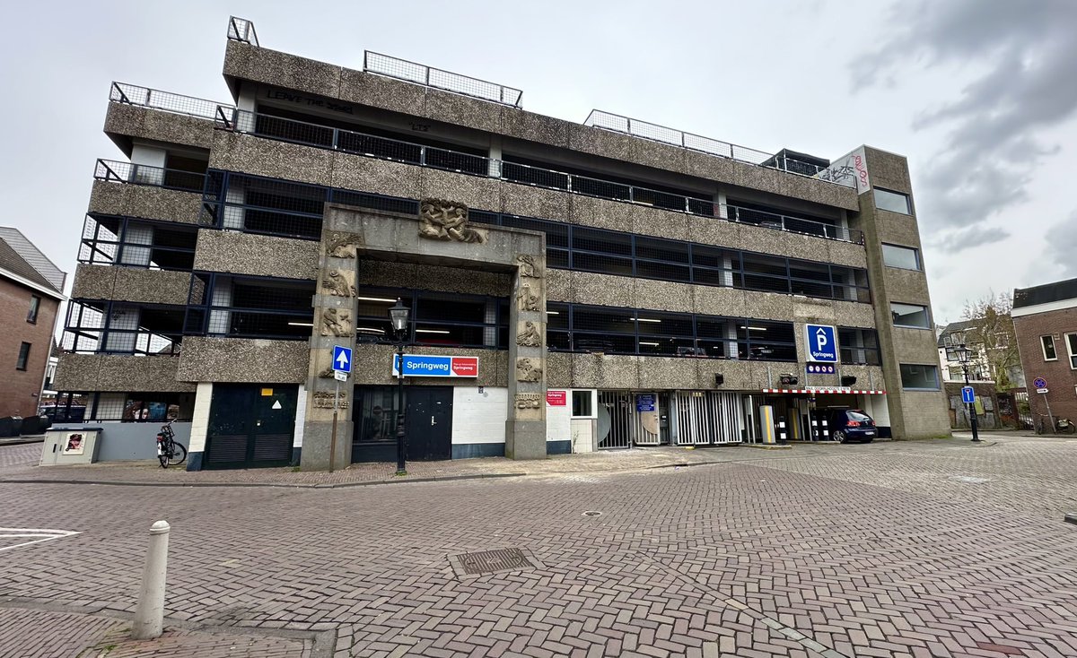 GemeenteUtrecht's tweet photo. De pop-up fietsenstalling op de Mariaplaats verhuist 19 april naar parkeergarage Springweg. Op de nieuwe pop-up locatie is plek voor 268 fietsen, waaronder 16 plekken voor bakfietsen en andere grotere fietsen 👉 https://t.co/3KBSoQErrT https://t.co/r3zUwcocVs