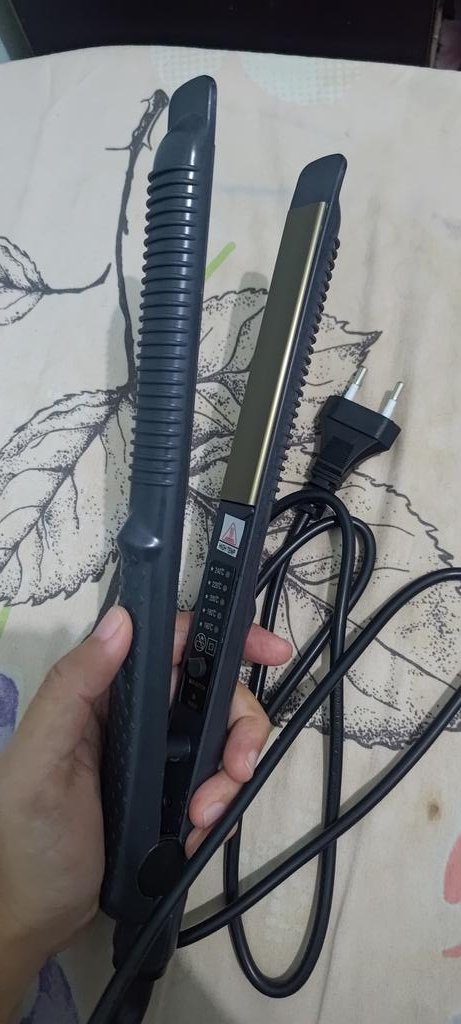 wkcuk's tweet photo. DIJUAL‼️Catokan rambut merk Glam Hair, barusan beli bgt cuma dicoba 1x. Awal beli karena catokan lama ilang, ternyata ketemu. Jadi balik ke catokan lama dan ini aku jual lagi. Beli di shopee 150rb, jual cepet aja 135rb. Bisa langsung DM aja ya, terima kasihhh ✨ https://t.co/gfNvIoBXAK