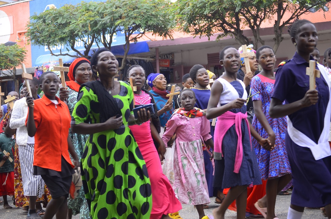 SrdSouth's tweet image. Good Friday celebration mood
The Journey started at T. Paul&apos;s Cathedral and will be concluded at Mt. Taboo with Prayers.  
The Bishop and the Priests have preached the walk 🙏🙏🙏 @bkyosia @BalukuAlex51 @ChurchofUganda_ @1005kgr @jeericknews @JowardThabugha @975messiahradio