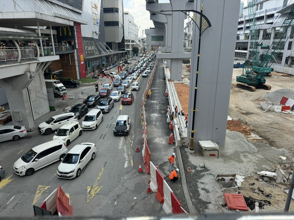 Syazmi_CL's tweet image. Billions on RTS, yet we still fail to grasp the simple concept of human mobility, basic at-grade pedestrian walkways.

Imagine what could have been if we gave more space to people instead of prioritizing car lanes and overhead pedestrian bridge

📍 Jalan Tun Abdul Razak, JB