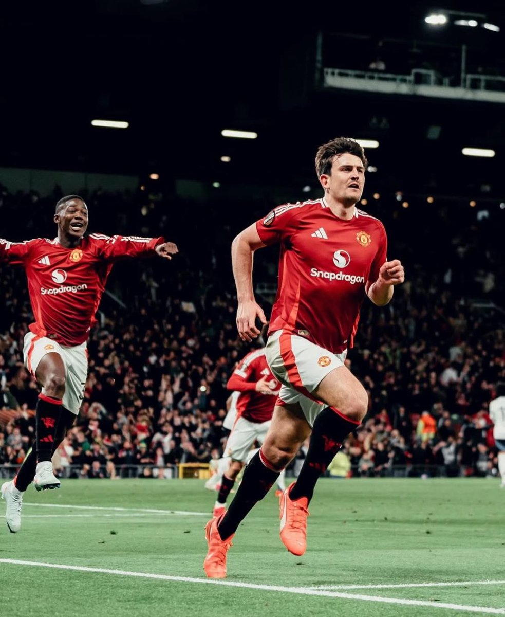PlanetGridders's tweet photo. I hope all those fickle @ManUtd fans who tried to hound @HarryMaguire93 out of the club are choking on their breakfast this morning. This man will always have my utmost respect and I’m so grateful he fights for my shirt. Thanks Harry ❤️🤍🖤 #MUFC #HarryMaguire https://t.co/49ffLdJCCN