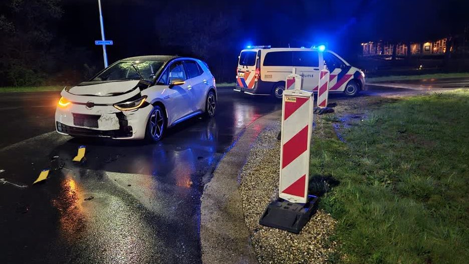 Auto's beschadigd bij botsing in Zeddam