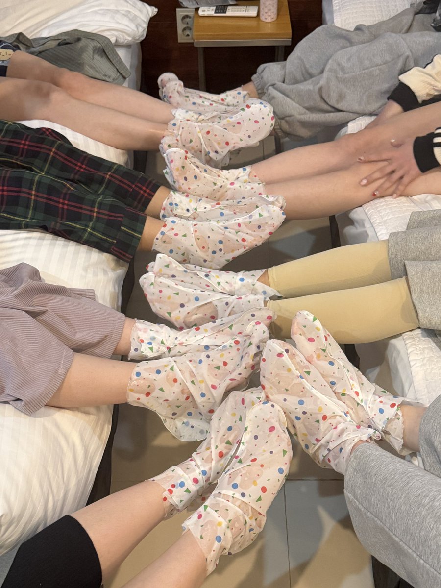 VT_staffnohibi's tweet photo. 👣ENENT👣

ワークショップでもみんなで「リードルショット リッチフットマスク」👣
足の角質に悩んでるぶいぶいさんなら？必ず使ってみるべき！

フットマスク履くだけで2週後、やわらかい赤ちゃんみたいな足になれる🥹

CICA REEDLE配合でやわらかいハンド&フットを作ってくれるマスク2種！
友達と一緒に使ってみたいぶいぶいさんを中の人が募集します🪧

参加方法⤵️
1️⃣フォロー・いいね・RT
2️⃣一緒に使いたい友達をタグ

〆~4月20日(日)

友達と使えるようにハンド&フットマスク2種を5個ずつ、総10個を🎁
たくさんの参加をお待ちしています🙇🏻‍♀️🦶🏻

#VT新商品 #ハンドマスク #フットマスク #リードルショット