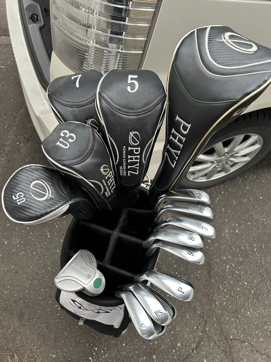 KodySaint's tweet photo. 3年振りにゴルフクラブを持ちました🏌️‍♂️

自分の中ではブームが去ってピークも迎えたと思ったのでゴルフには行かなくなってたのですが、環境が変わって以来初めてお誘いをいただいたので久々に練習へ‼️

運動をするのも3年振りなので、100球も打たずにギブアップ😵
運動不足を実感しました😓 https://t.co/7qSJdhi3q6
