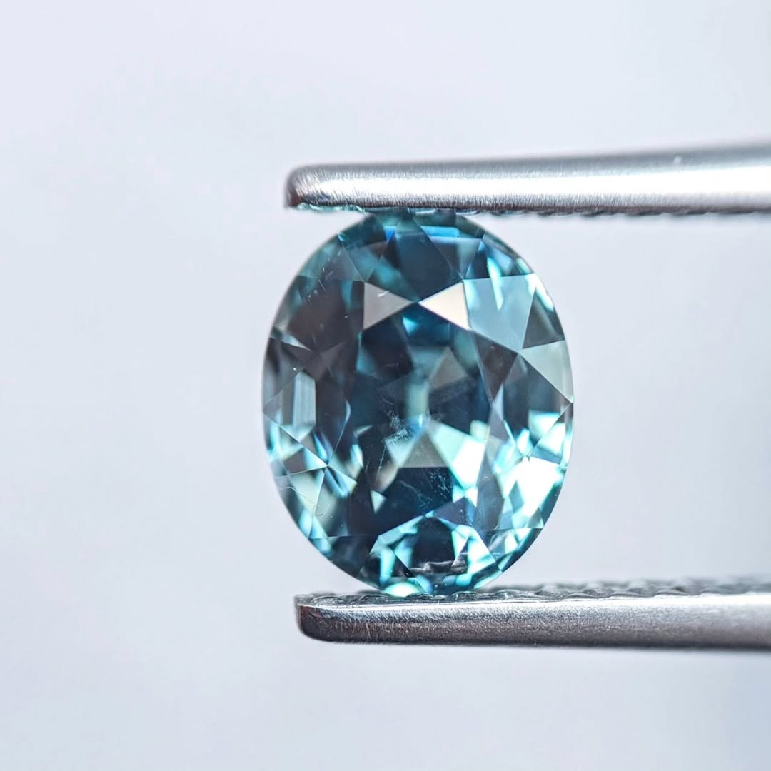 NavneetGems's tweet photo. Ceylon sapphire? Paraiba tourmaline? Or a Montana sapphire? Yes it's a 1.66 carat Montana sapphire - a true blue sapphire that represents less then 1% of the production 💙💎

#ceylonsapphire #paraibatourmaline #montanasapphires #bluesapphire #sapphirering #loosegemstones https://t.co/EoRjWqYh0p