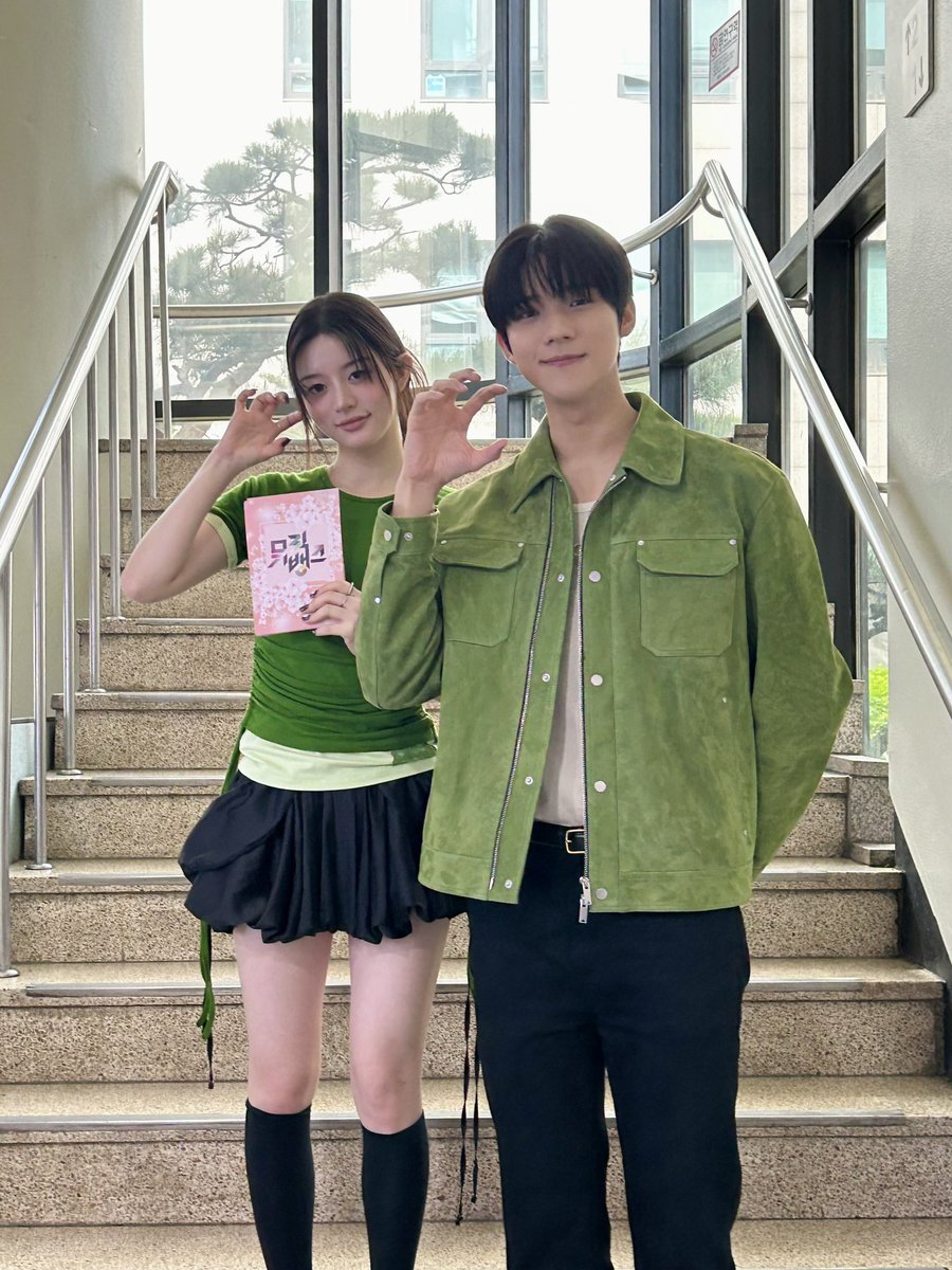KBSMusicBank's tweet photo. 오늘은 봄맞이 초록 초록 새싹 룩 🌱 https://t.co/qmLcFdb9Va
