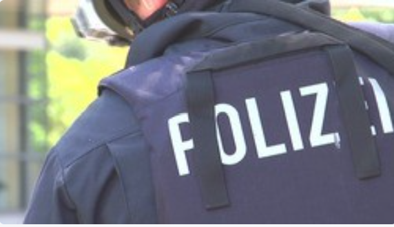 SACHSEN_eins's tweet photo. 🧪 Giftlabor im Dachgeschoss: Polizei-Einsatz in Zeithain!
Ein 16-Jähriger soll Ricin und Aconitin hergestellt haben – tödliche Stoffe, mitten im Elternhaus. Spezialkräfte rückten im Vollschutz an. Was trieb den Jugendlichen?

👉https://t.co/gCRIQHzOd1 https://t.co/dSTFkTQacE