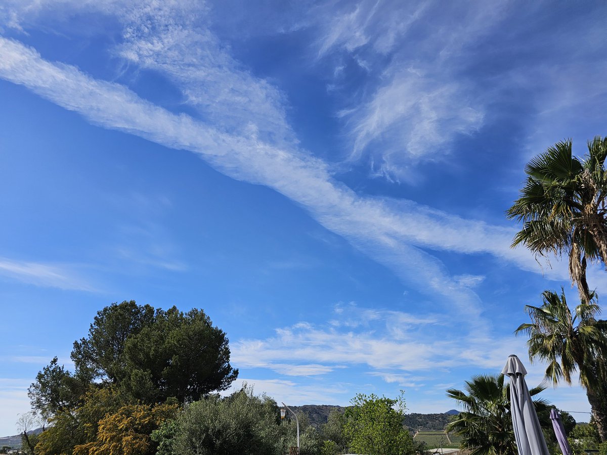 SpanglishBloke's tweet photo. Not #RealClouds #Chemtrail poison@ https://t.co/q0Qb5Nj0EM