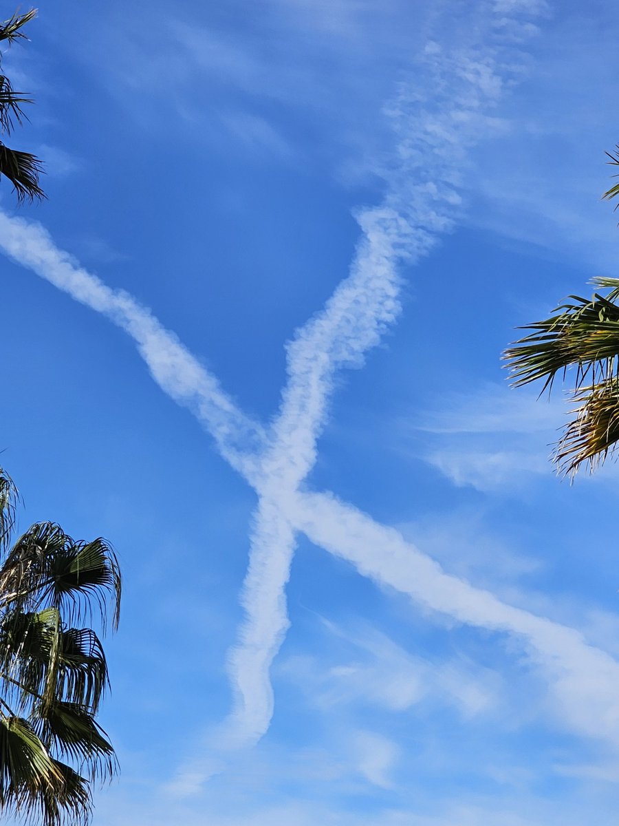 SpanglishBloke's tweet photo. Not #RealClouds #Chemtrail poison@ https://t.co/q0Qb5Nj0EM