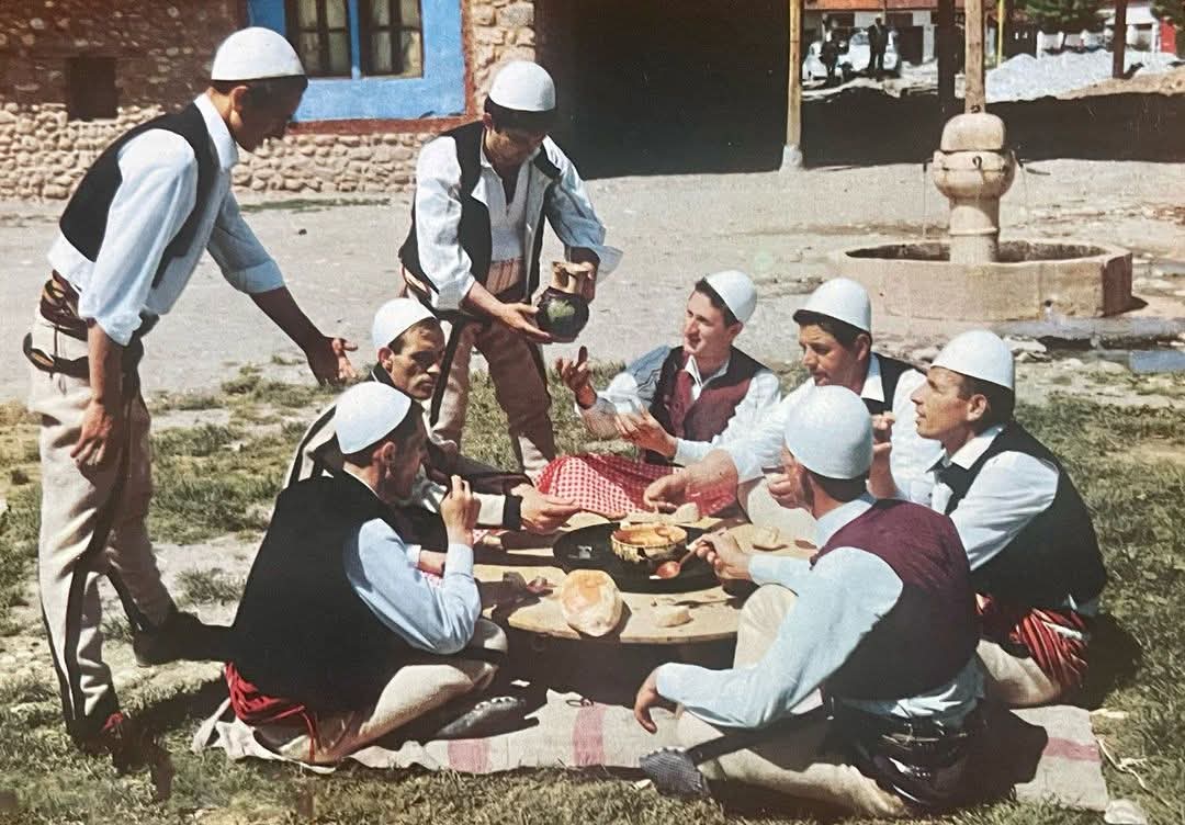 Kartolinë nga Dardania e vitit 1973.
Titulli: Rreth sofrës shqiptare🇦🇱❤️