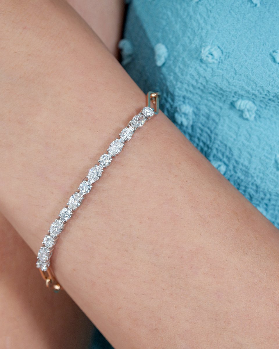 Ayaani_Diamonds's tweet image. Why mined when you can shine with intention?
This lab-grown diamond bracelet is proof that conscious can still be iconic. Minimal impact, max sparkle.

#LabGrownLuxury #EthicalElegance