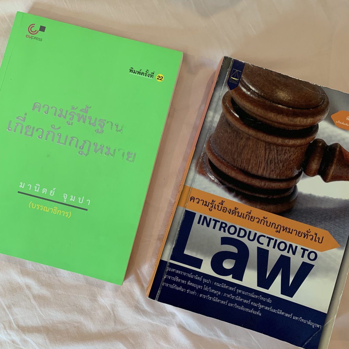 17octbe's tweet photo. 🛒 ส่งต่อหนังสือ intro to law เซคอจ.มานิตย์คับบ
📙 ความรู้เบื้องต้นเกี่ยวกับกฎหมายทั่วไป introduction to law เล่มค้อน 500 บาท (>>650) มีรอยปากกานิดหน่อยแบบนิดมาก
📗 ความรู้พื้นฐานกฏหมาย เล่มเขียว 100 บาท มีรอยไฮไลท์ ~70% และรอยเขียนปากกาประปรายคับ🥺
💌 ราคารวมส่งคับ
🪧 นัดรับจุฬา https://t.co/IfNtHnx0y6