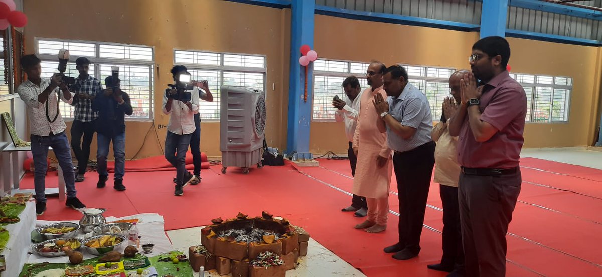 IndustriesBihar's tweet image. Chief Secretary Shri Amrit Lal Meena inaugurated R.K. Industries’ new apparel unit at Sikandarpur Industrial Area, Bihta.

Launched with 250 machines and 100+ workers (60% women), the unit plans to scale to 500 machines and 1,200 jobs in 18 months.

#MakeInBihar #TextileHub…