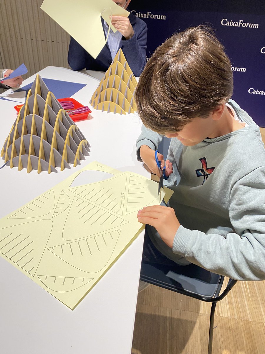 mariagmonera's tweet photo. Una maravilla estos días por el CaixaForum de València. Estaremos hasta el domingo.
Mil gracias por todas las visitas ✨
Horarios:
https://t.co/tkcS0J29qP
#Sliceforms #Sliceform https://t.co/nsgqHvnQWN