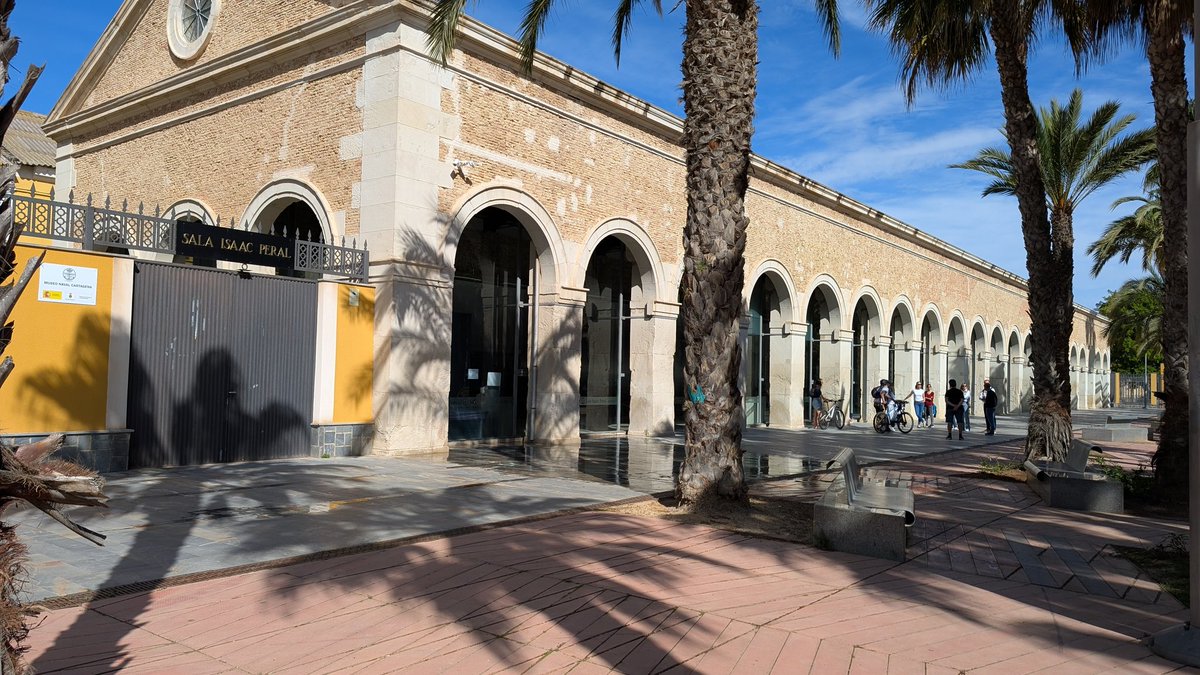 arosct's tweet image. Cartagena la gran olvidada, hoy viernes santo NO se puede visitar la gran atracción histórica de la ciudad, el Submarino Peral, se encuentra cerrado por festivo, los turistas lo ven por los cristales, difícil de entender.