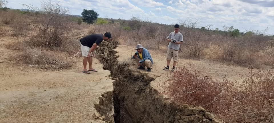 zinkohtun73's tweet photo. The ruptures along the Sagaing Fault, which were caused by the Mandalay earthquake, extend for more than 500 kilometers (342 miles)

#TSBM #earthquake https://t.co/QSIKUc4e97