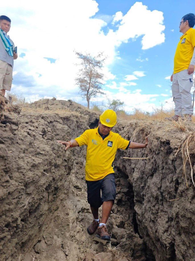 zinkohtun73's tweet photo. The ruptures along the Sagaing Fault, which were caused by the Mandalay earthquake, extend for more than 500 kilometers (342 miles)

#TSBM #earthquake https://t.co/QSIKUc4e97