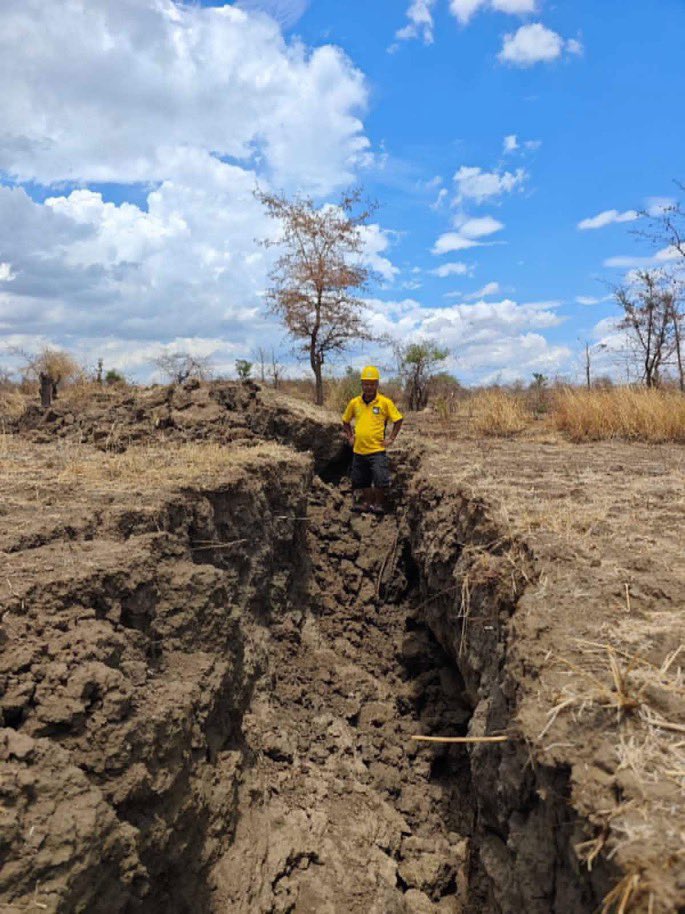 zinkohtun73's tweet photo. The ruptures along the Sagaing Fault, which were caused by the Mandalay earthquake, extend for more than 500 kilometers (342 miles)

#TSBM #earthquake https://t.co/QSIKUc4e97