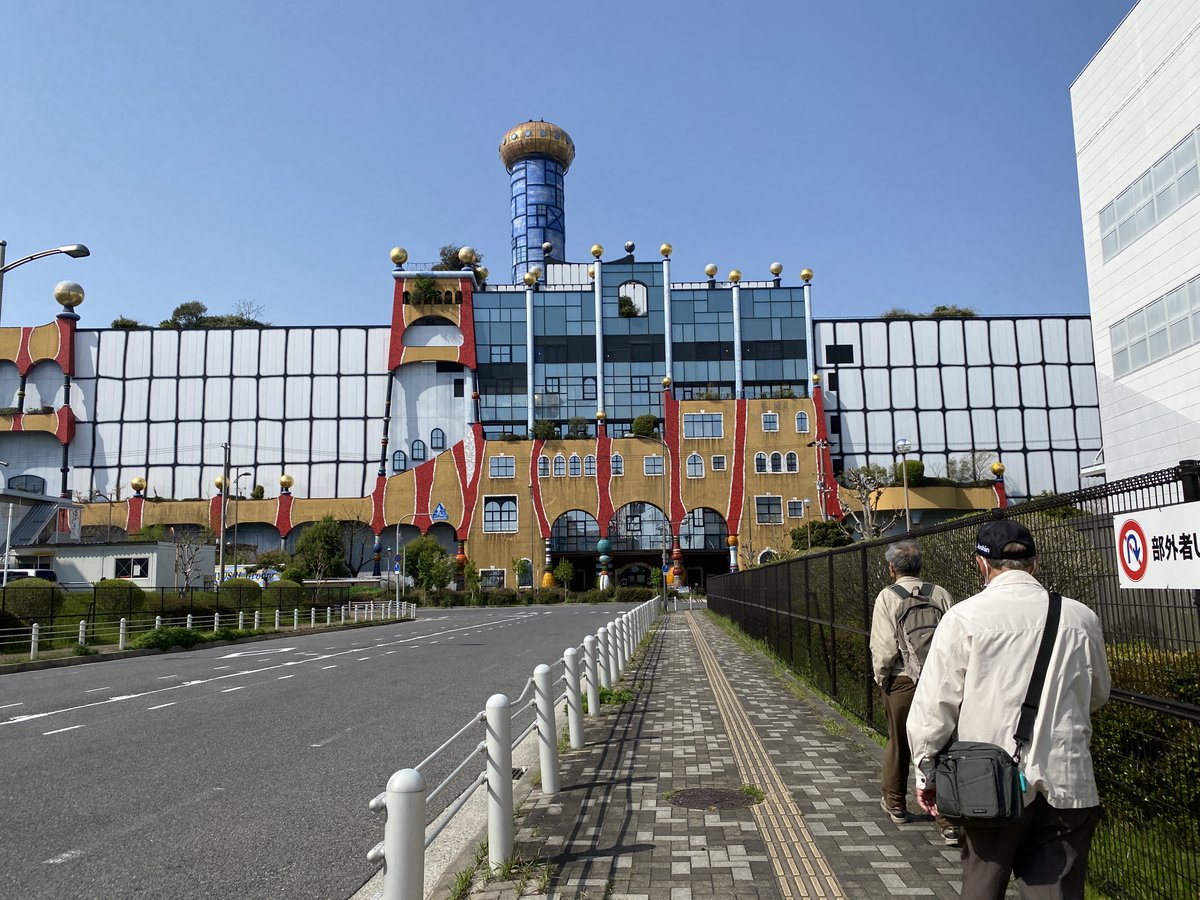 diykansai's tweet photo. 大阪は舞洲の奇景として有名な舞洲工場とスラッジセンターに当会の見学会で訪問。暮らしに密接なごみと資源の循環について学んできました。フンデルトヴァッサー氏の有機的なデザインは力強さと楽しさでいっぱい。建材やアート好きの人もぜひ。 https://t.co/8PoA4xGv5W
