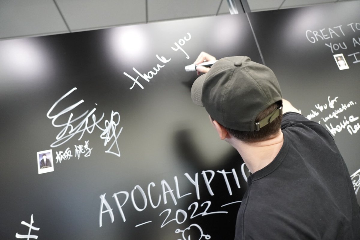 HIDEO_KOJIMA_EN's tweet photo. He signed our sign board. Thank you so much🙏👍🫶🌸🙇🏻 https://t.co/iYhLUh35HE
