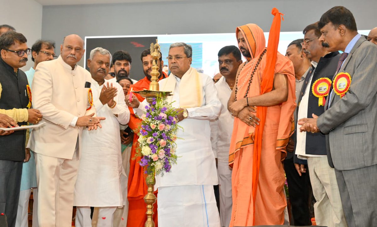 CMofKarnataka's tweet photo. ಮಡಿವಾಳ ಸಮುದಾಯದ ಪ್ರಗತಿಗೆ ನಮ್ಮ ಸರ್ಕಾರ ಬದ್ಧವಾಗಿದೆ. ಮುಖ್ಯವಾಹಿನಿಗೆ ಬರುವ ಪ್ರಯತ್ನ ಈ ಸಮುದಾಯದಿಂದ ಹೆಚ್ಚೆಚ್ಚು ಆಗಬೇಕು.

12ನೇ ಶತಮಾನದಲ್ಲೇ ಮಡಿವಾಳ ಮಾಚಿ ದೇವರು ಬಸವಣ್ಣನವರ ಜೊತೆ ಸೇರಿ ಸಮಾಜದ ಬದಲಾವಣೆಗೆ ಮುಂದಾಗಿದ್ದರು. ನಮ್ಮ ಸಮಾಜದಲ್ಲಿ ಜಾತಿ ವ್ಯವಸ್ಥೆ ಕಾರಣಕ್ಕೆ ಅಸಮಾನತೆ ಇದೆ. ಈ ಕಾರಣಕ್ಕೆ ಉದ್ಯೋಗ, ಶಿಕ್ಷಣ ಸಿಗದೆ ಆರ್ಥಿಕ ಅಸಮಾನತೆ ಹೆಚ್ಚಿ ಸಾಮಾಜಿಕ ಅಸಮಾನತೆ ಹೆಚ್ಚಾಯಿತು.  

ಬಸವಾದಿ ಶರಣರು ಜಾತಿಮುಕ್ತ ಮನುಷ್ಯ ಸಮಾಜ ನಿರ್ಮಾಣಕ್ಕೆ ಹೋರಾಡಿದ್ದರು. ಒಟ್ಟಿಗೆ ಕುಳಿತು ಊಟ ಮಾಡಲಾಗದ ಅನಿಷ್ಠ ಪದ್ಧತಿ ವಿರುದ್ಧ ಧ್ವನಿ ಎತ್ತಿ ಜಾತಿ ಅಸಮಾನತೆ ಅಳಿಸಲು ಹೋರಾಡಿದ್ದರು.

ಎಲ್ಲಾ ಜಾತಿ, ಸಮುದಾಯಗಳ ಜಾತ್ಯತೀತ ಪ್ರತಿನಿಧಿಗಳನ್ನೊಳಗೊಂಡ ಅನುಭವ ಮಂಟಪದ ಉದ್ದೇಶವೇ ಜಾತಿ ಮುಕ್ತ ಸಮಾಜದ ನಿರ್ಮಾಣವಾಗಿತ್ತು.

ಮಡಿವಾಳ ಸಮಾಜದಲ್ಲಿ ಯಾರೂ ಶಾಸಕರಿಲ್ಲ, ಒಬ್ಬರು ಮಾತ್ರ ಐಎಎಸ್ ಅಧಿಕಾರಿ ಇದ್ದಾರೆ. ಮಡಿವಾಳ ಸಮಾಜ ಇಷ್ಟು ಹಿಂದುಳಿಯಲು ಮನುಸ್ಮೃತಿ ಕಾರಣ. ಈ ಅಸಮಾನತೆ ಕಾರಣಕ್ಕೇ ಮನುಸ್ಮೃತಿಯನ್ನು ಅಂಬೇಡ್ಕರ್ ಅವರು ಬೆಂಕಿ ಹಾಕಿ ಸುಟ್ಟರು. ಈ ಮನುಸ್ಮೃತಿಯೇ ಜಾತಿ ವ್ಯವಸ್ಥೆಯ ಮೂಲ. 

ಮಡಿವಾಳ ಸಮುದಾಯದ ಮಕ್ಕಳು ಹೆಚ್ಚೆಚ್ಚು ಶಿಕ್ಷಣ ಪಡೆಯಬೇಕು ಎನ್ನುವ ಉದ್ದೇಶದಿಂದಲೇ ನಾವು ವಿದ್ಯಾಸಿರಿ ಯೋಜನೆ ಜಾರಿಗೆ ತಂದೆವು. ಈಗ ವಿದ್ಯಾಸಿರಿ ಯೋಜನೆಯ ಮೊತ್ತವನ್ನು ಪ್ರತೀ ವಿದ್ಯಾರ್ಥಿಗೆ ಎರಡು ಸಾವಿರಕ್ಕೆ ಹೆಚ್ಚಿಸಲಾಗುವುದು, ಜೊತೆಗೆ ಮಡಿವಾಳ ಸಮುದಾಯದ ಹಾಸ್ಟೆಲ್ ಗೆ ಅಗತ್ಯ ಸವಲತ್ತು ಒದಗಿಸಲಾಗುವುದು. 

ಸಮಾನತೆ ಸಾರುವ ಸಂವಿಧಾನವನ್ನು ವಿರೋಧಿಸುವವರನ್ನು ದೂರ ಇಡಿ. ಹತ್ತಿರ ಸೇರಿಸಬೇಡಿ. ಸಂವಿಧಾನ ವಿರೋಧಿಗಳ ಜೊತೆ ಕೈ ಜೋಡಿಸುವುದು ಮಡಿವಾಳ ಮಾಚಿದೇವರಿಗೆ ಮಾಡುವ ಅವಮಾನ.

- ಶ್ರೀ ಮಾಚಿದೇವ ಗುರುಪೀಠ ವಿಶ್ವಸ್ತ ಸಮಿತಿ ಟ್ರಸ್ಟ್ ನವರು ಕೆಂಗೇರಿಯ ಚೂಡೇನಪುರದಲ್ಲಿ ನಿರ್ಮಿಸಿರುವ ಕಲಿದೇವ ಕನ್ವೆಷ್ನನ್ ಹಾಲ್‌ ಅನ್ನು ಮುಖ್ಯಮಂತ್ರಿ @siddaramaiah ಅವರು ಇಂದು ಲೋಕಾರ್ಪಣೆಗೊಳಿಸಿದ, ಕಾರ್ಯಕ್ರಮವನ್ನು ಉದ್ದೇಶಿಸಿ ಮಾತನಾಡಿದರು