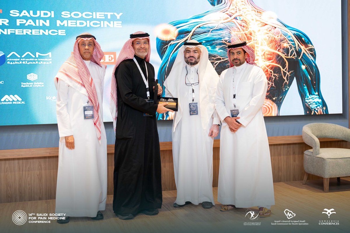 SSPainMedicine's tweet image. تكريم الجمعية لنخبة من الأطباء المتميزين في المؤتمر الرابع عشر للجمعية السعودية لطب الألم 

#kauweb
#fom_med_kau 
#kauhospita
#Nursing 
#pain  
#صحة
#جامعة_الملك_عبدالعزيز 
#CSSC